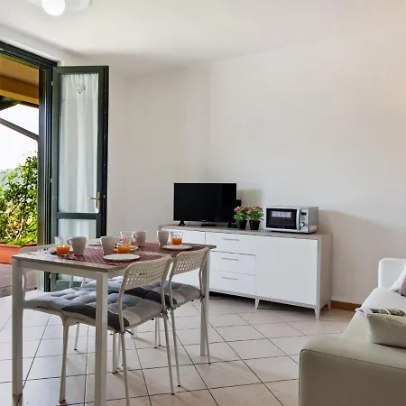 Mountain-view In With Swimming Pool شقة سولتسانو